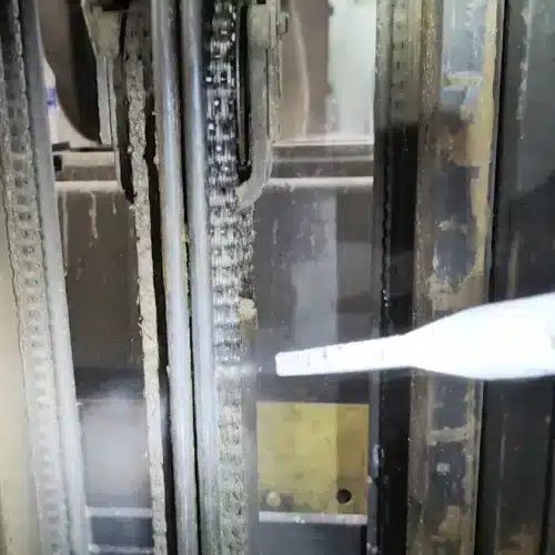 Cleaning chains and conveyors