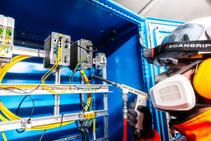 Electrical dry ice cleaning