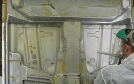 Mould cleaning in the manufacturing of car parts