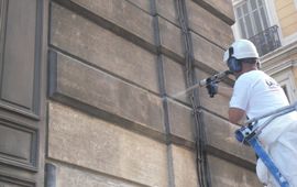 Dry ice grit blasting on constructions