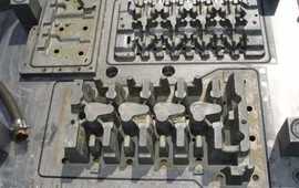 Mould cleaning in foundries