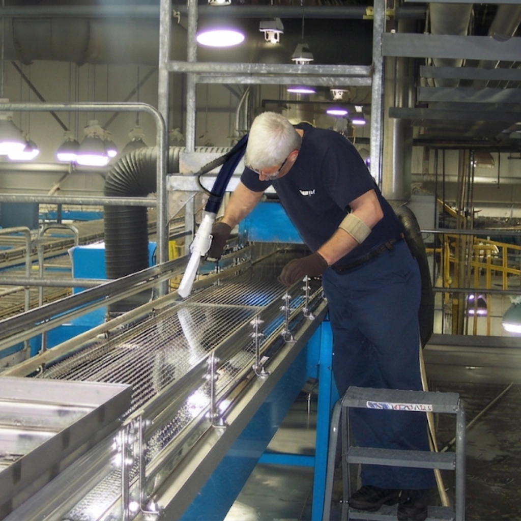 Conveyor belt cleaning