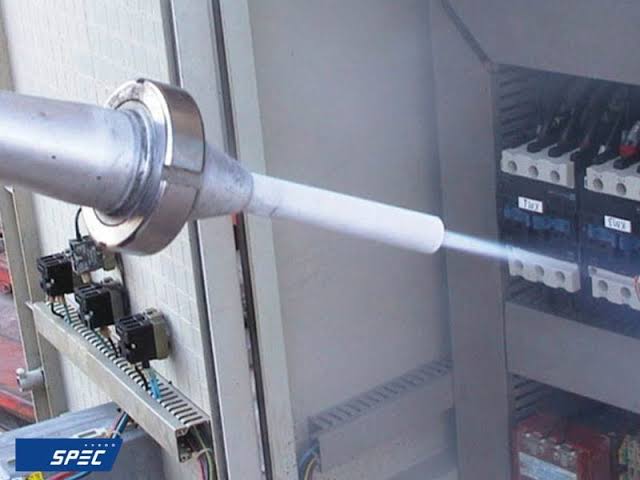 Electrical dry ice cleaning