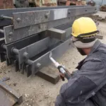 Derusting & paintstripping by blasting dry ice and abrasives