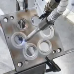 Robotised paint stripping